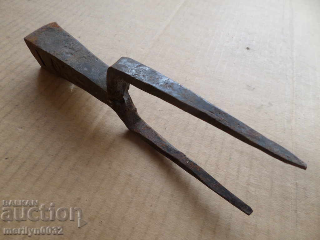 Old hand forged anvil for hair peeling with price 49.00 BGN | € 25.05 Old hand forged anvil for hair peeling with price 49.00 BGN | € 25.05