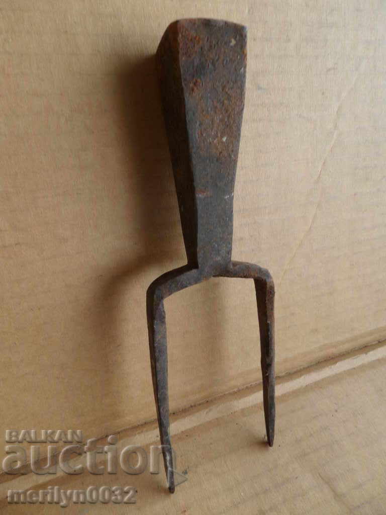 Auction Old hand forged anvil for hair peeling Auction Old hand forged anvil for hair peeling