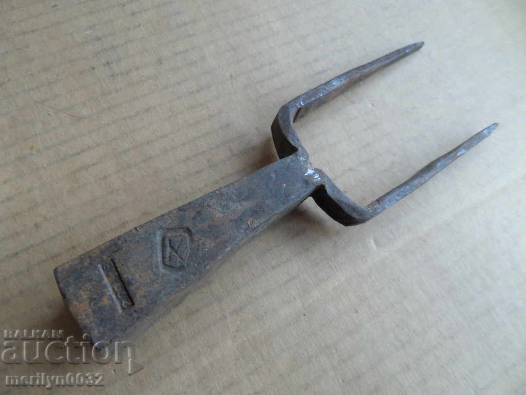 Delivery of Old hand forged anvil for hair peeling Delivery of Old hand forged anvil for hair peeling