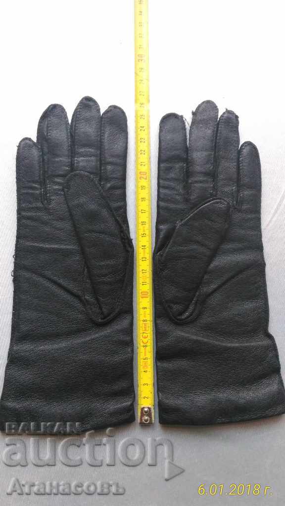 Ladies Gloves Genuine Leather 7,3 / 4 Velur Lovech with price 20.00 BGN | € 10.23 Ladies Gloves Genuine Leather 7,3 / 4 Velur Lovech with price 20.00 BGN | € 10.23