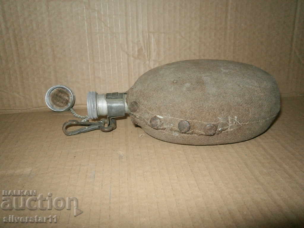 Delivery of an old flask with a washer original Delivery of an old flask with a washer original