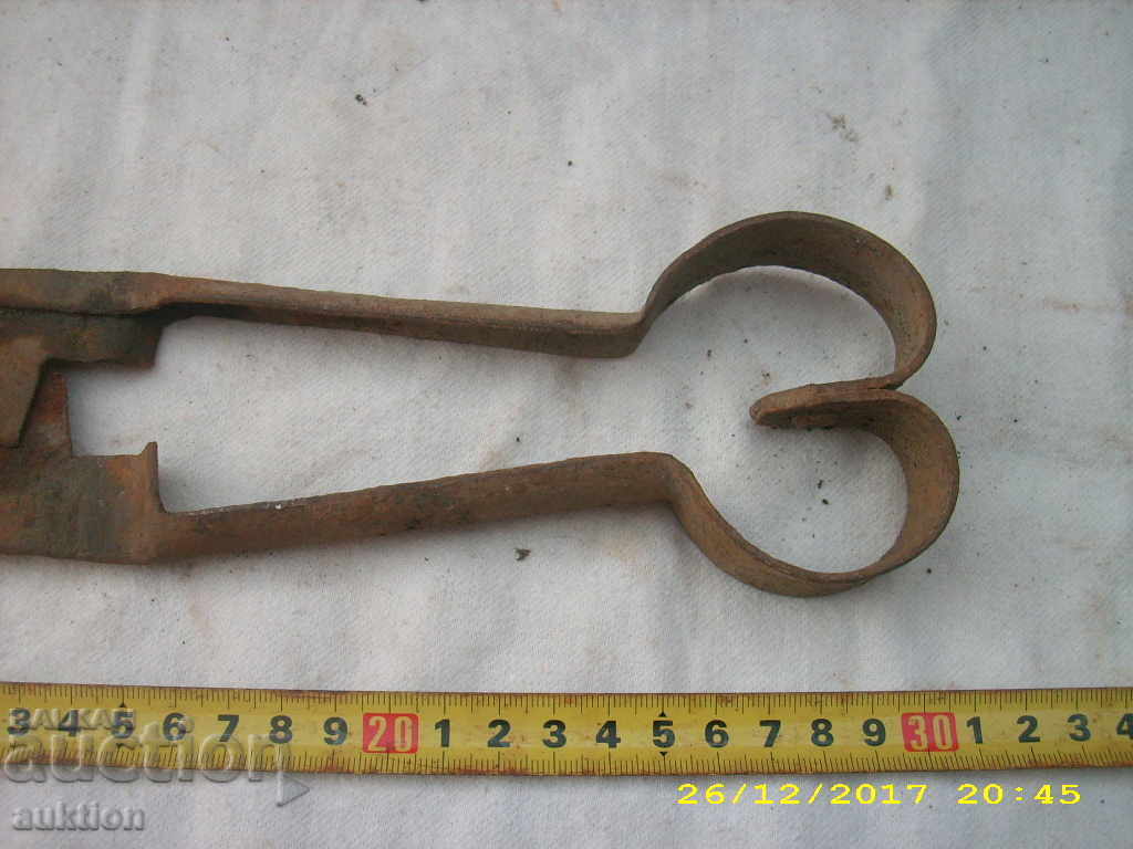 Auction OLD HORSE SHOES FOR SHOULDER CUTTING Auction OLD HORSE SHOES FOR SHOULDER CUTTING