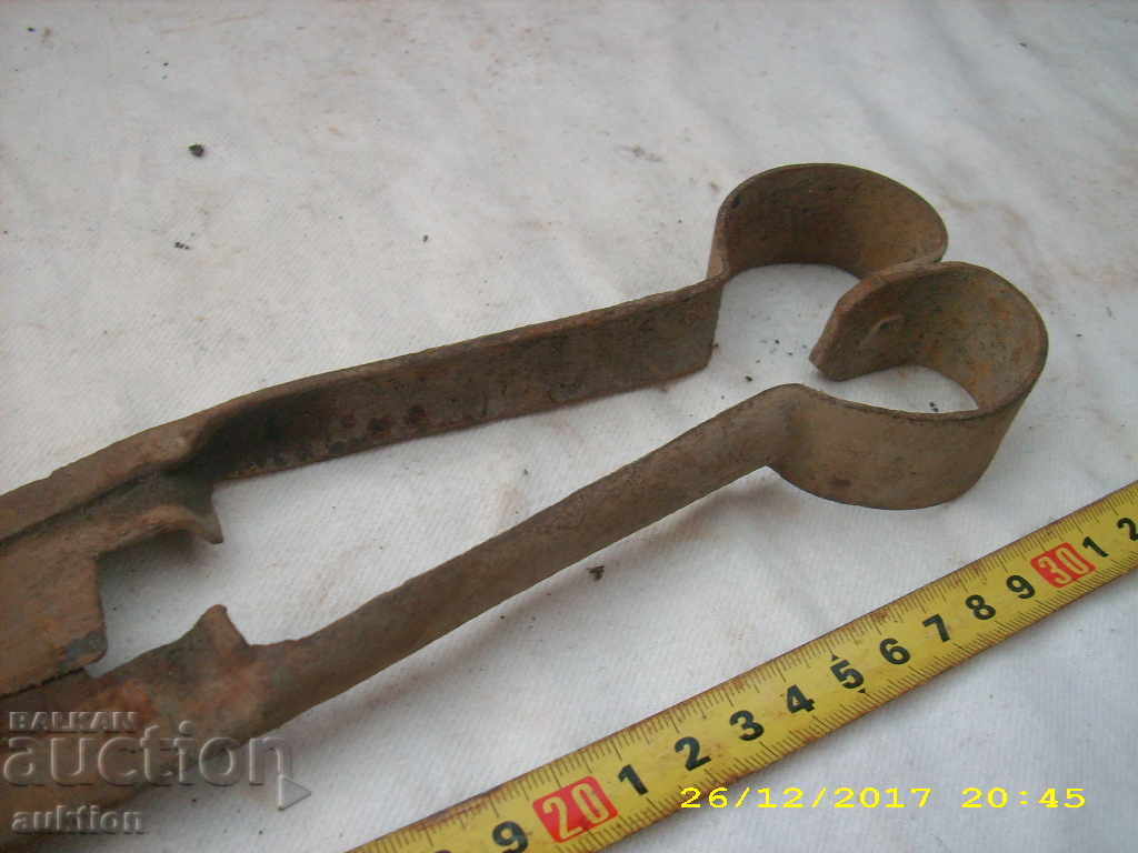 OLD HORSE SHOES FOR SHOULDER CUTTING - 5 OLD HORSE SHOES FOR SHOULDER CUTTING - 5