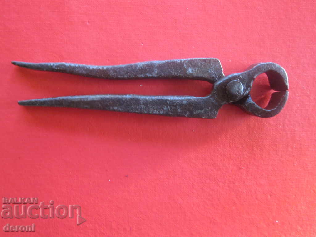 Auction Old forging pliers Auction Old forging pliers