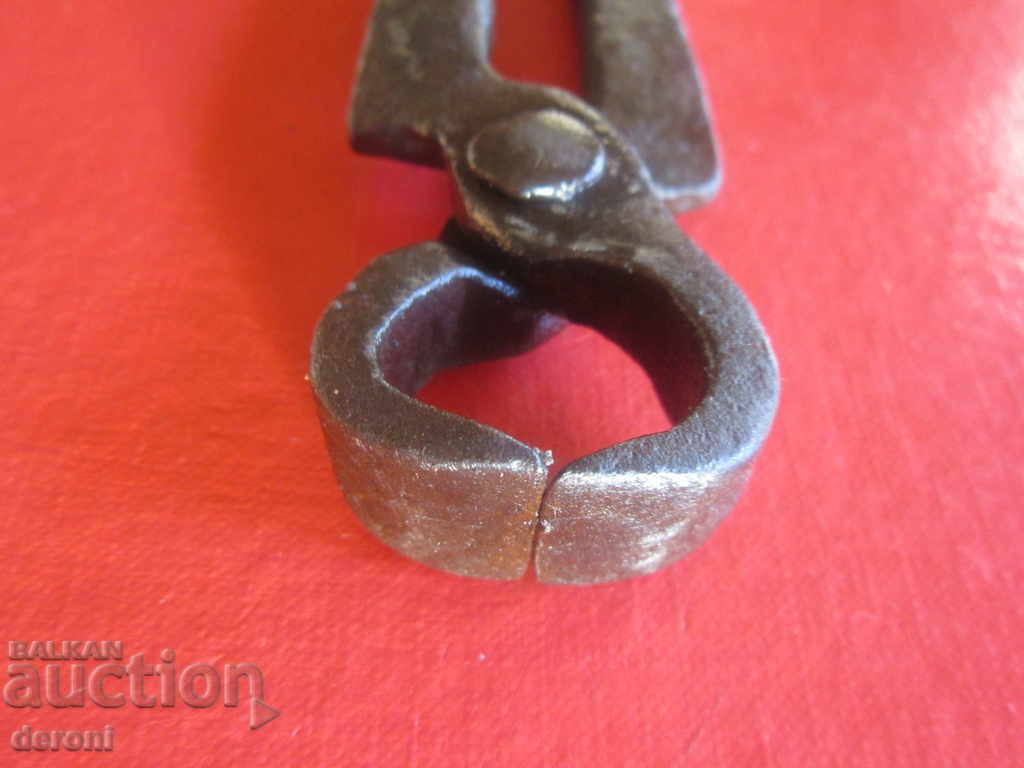 Delivery of Old forging pliers Delivery of Old forging pliers