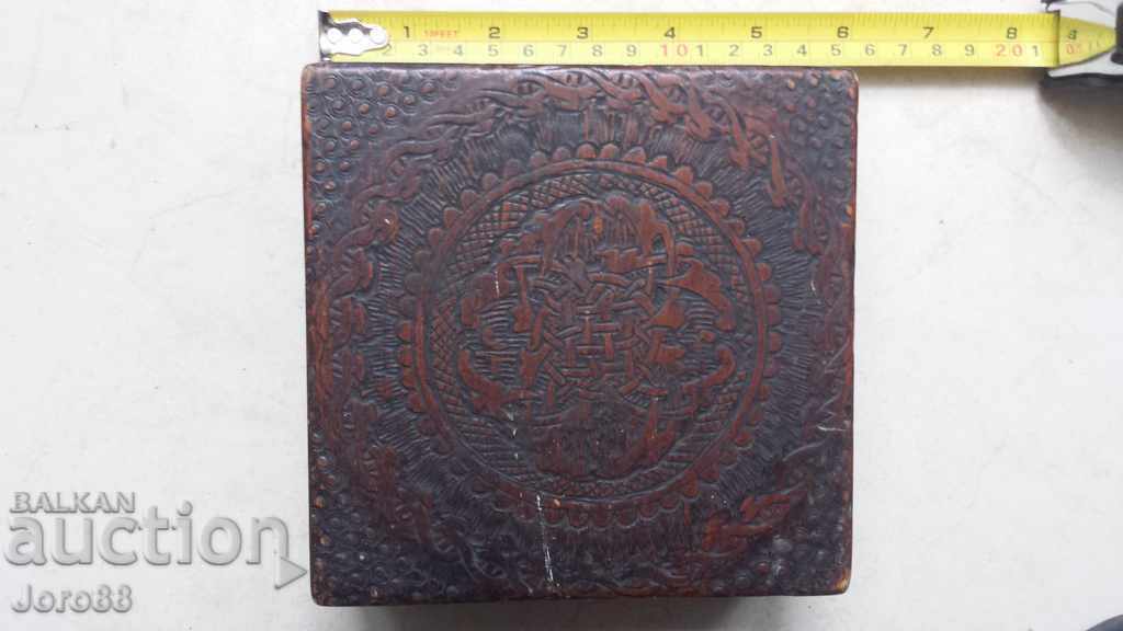 Много стара резбована дървена кутия! Дърворезба с цена € 7.67 | 15.00 лв. Много стара резбована дървена кутия! Дърворезба с цена € 7.67 | 15.00 лв.