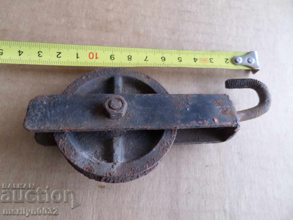 Παλιά ρολό τροχαλία σφυρήλατο σίδερο με τιμή 24.00 BGN | € 12.27 Παλιά ρολό τροχαλία σφυρήλατο σίδερο με τιμή 24.00 BGN | € 12.27