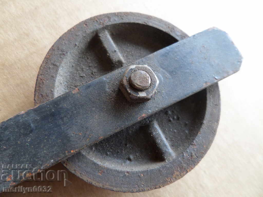 Παλιά ρολό τροχαλία σφυρήλατο σίδερο με τιμή 24.00 BGN | € 12.27 Παλιά ρολό τροχαλία σφυρήλατο σίδερο με τιμή 24.00 BGN | € 12.27