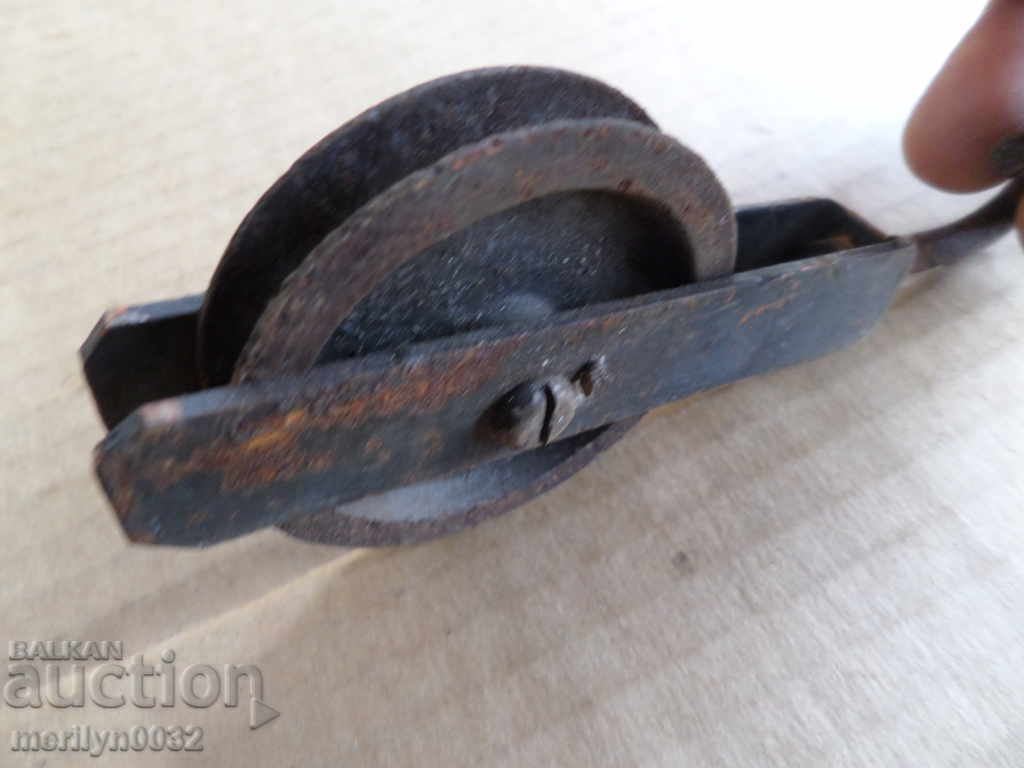 Παράδοση Παλιά ρολό τροχαλία σφυρήλατο σίδερο Παράδοση Παλιά ρολό τροχαλία σφυρήλατο σίδερο