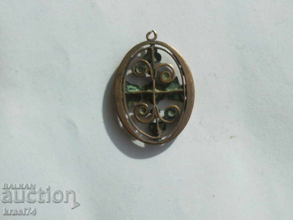 Old gilt pendant with price 20.00 BGN | € 10.23 Old gilt pendant with price 20.00 BGN | € 10.23