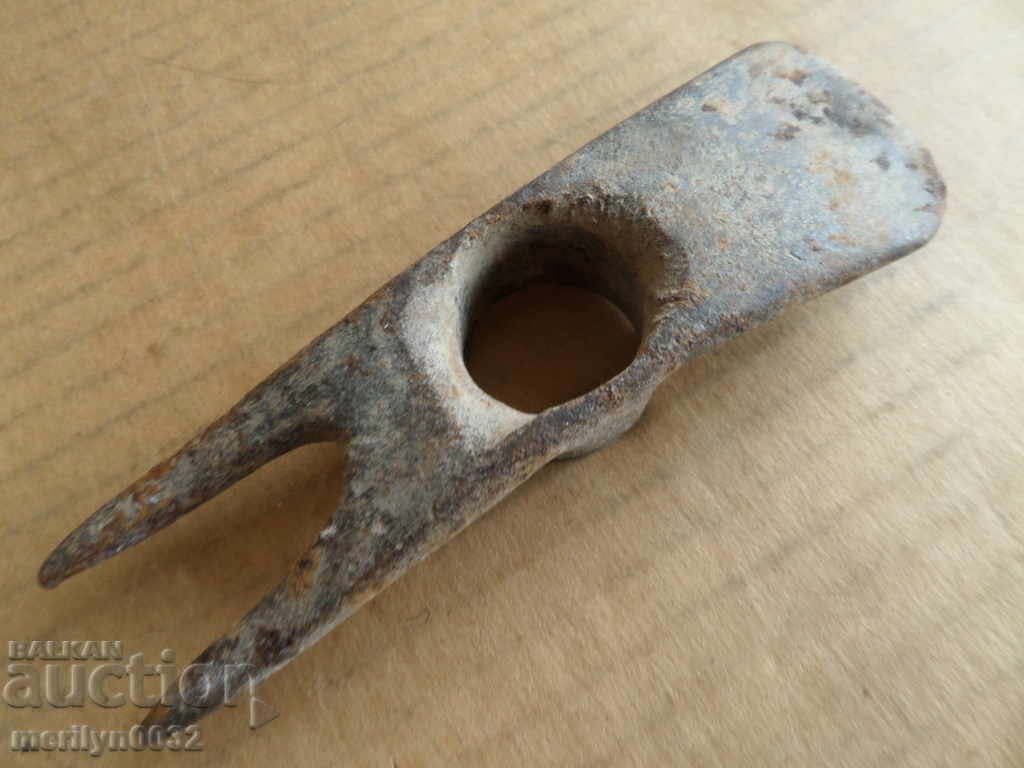 Auction Forged chap, hoe, agricultural instrument, wrought iron Auction Forged chap, hoe, agricultural instrument, wrought iron