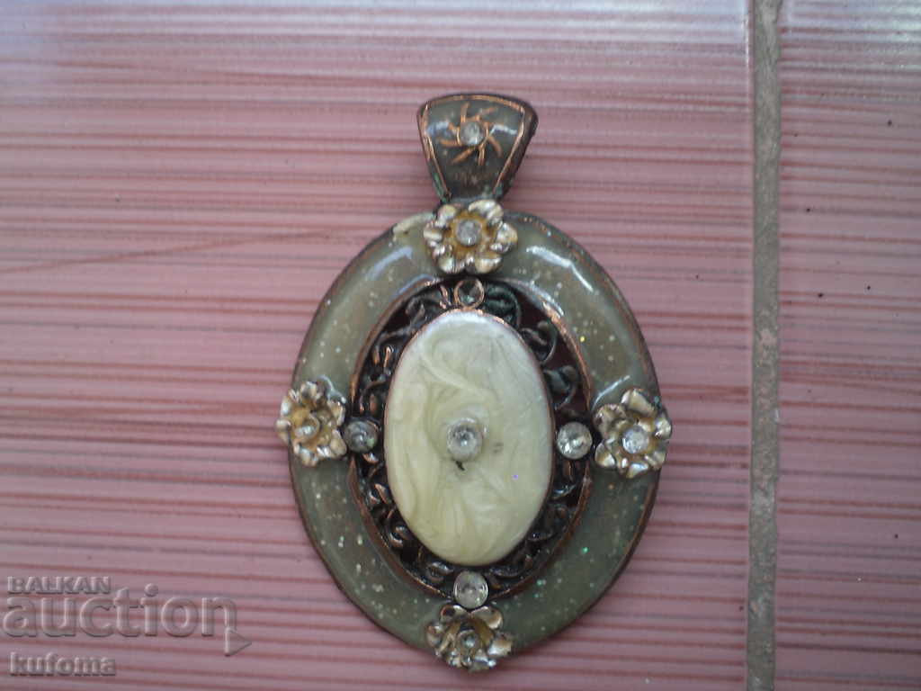 Old pendant with price 24.99 BGN | € 12.78 Old pendant with price 24.99 BGN | € 12.78