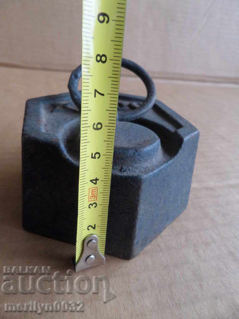 Delivery of Old weighing scale, exaggeration, kilogram control weight Delivery of Old weighing scale, exaggeration, kilogram control weight