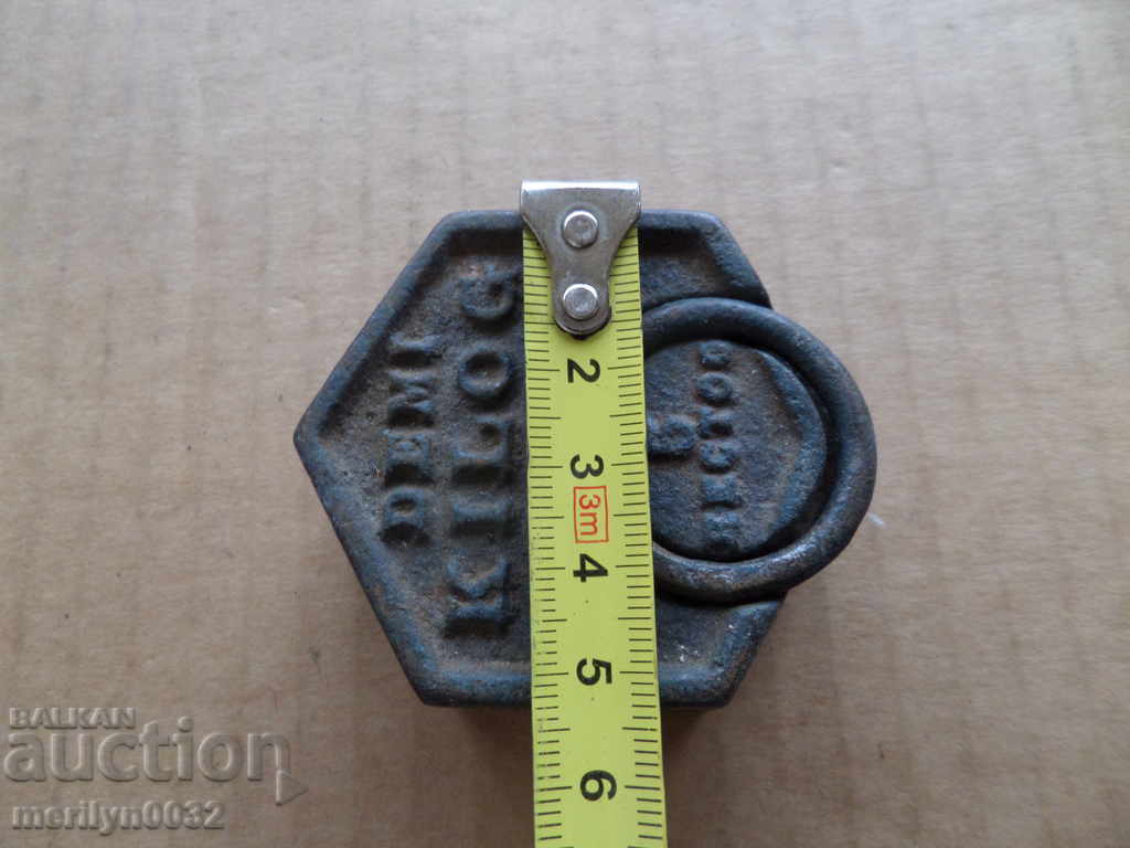 Delivery of Old weighing scale, exaggeration, kilogram control weight Delivery of Old weighing scale, exaggeration, kilogram control weight