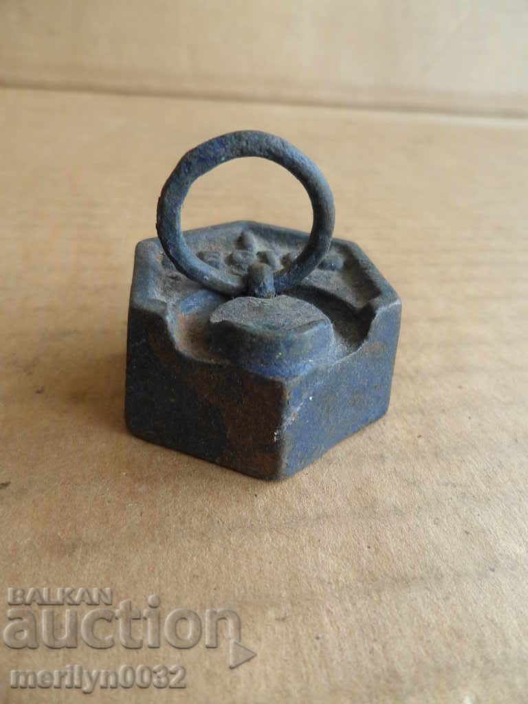 Delivery of Old weighing scales, exaggeration, gram control weight Delivery of Old weighing scales, exaggeration, gram control weight