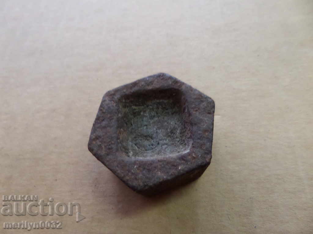 Delivery of Old weighing scales, exaggeration, gram control weight Delivery of Old weighing scales, exaggeration, gram control weight