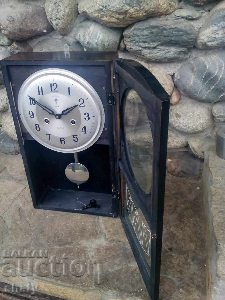 Delivery of Old wall clock