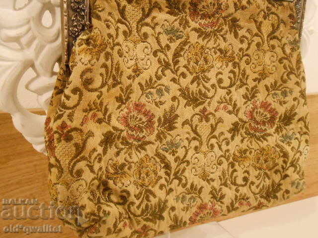 Delivery of Unique handbag with solid 800 silver and damask