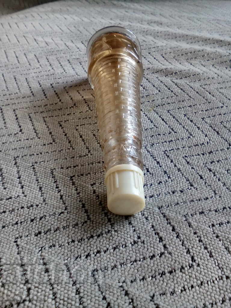 Delivery of A bottle of perfume Delivery of A bottle of perfume