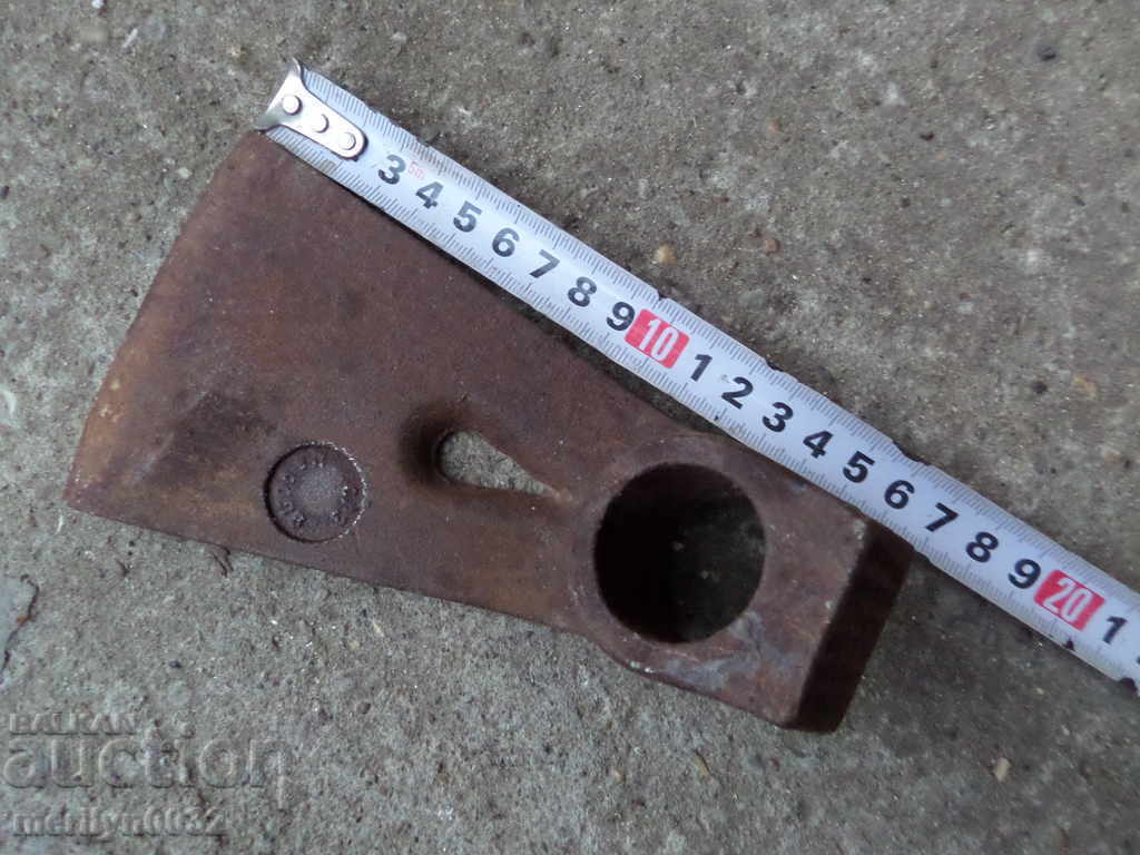 Delivery of Dulgher Tesla with a seal ax knife tool Delivery of Dulgher Tesla with a seal ax knife tool