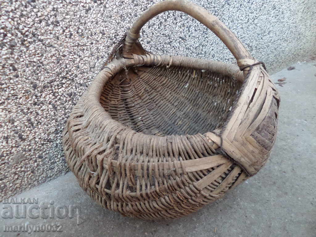 Auction An old hand-knit basket Auction An old hand-knit basket