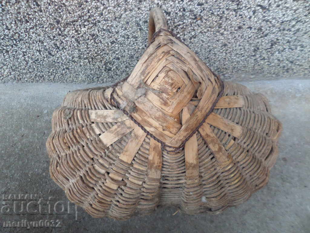 Delivery of An old hand-knit basket Delivery of An old hand-knit basket