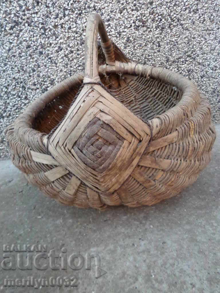 Стара ръчно плетена кошница