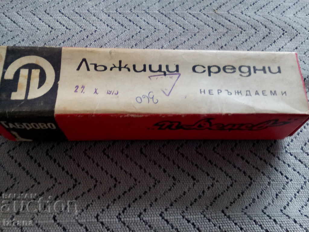 A box of forks with price 5.00 BGN | € 2.56 A box of forks with price 5.00 BGN | € 2.56