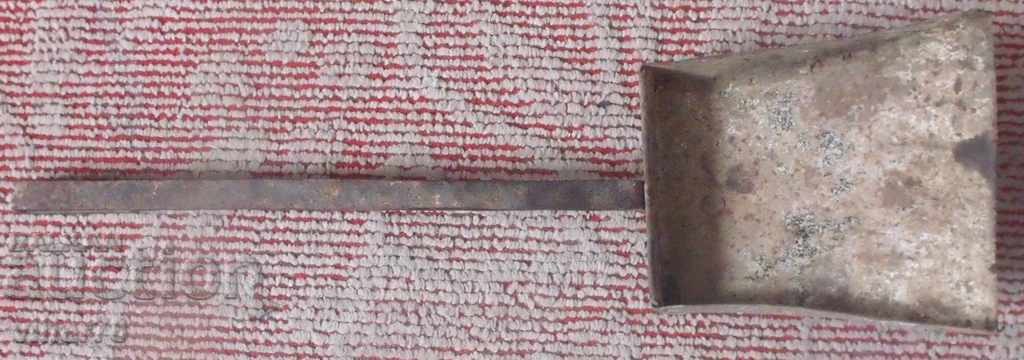 Стара кована лопатка с цена 24.99 лв. | € 12.78 Стара кована лопатка с цена 24.99 лв. | € 12.78