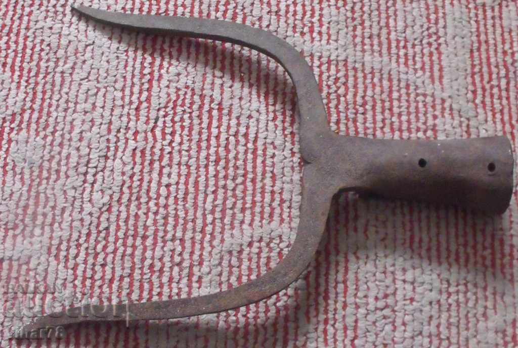 instrument de fier forjat agricole vechi cu preț € 44.99 | 87.99 BGN instrument de fier forjat agricole vechi cu preț € 44.99 | 87.99 BGN