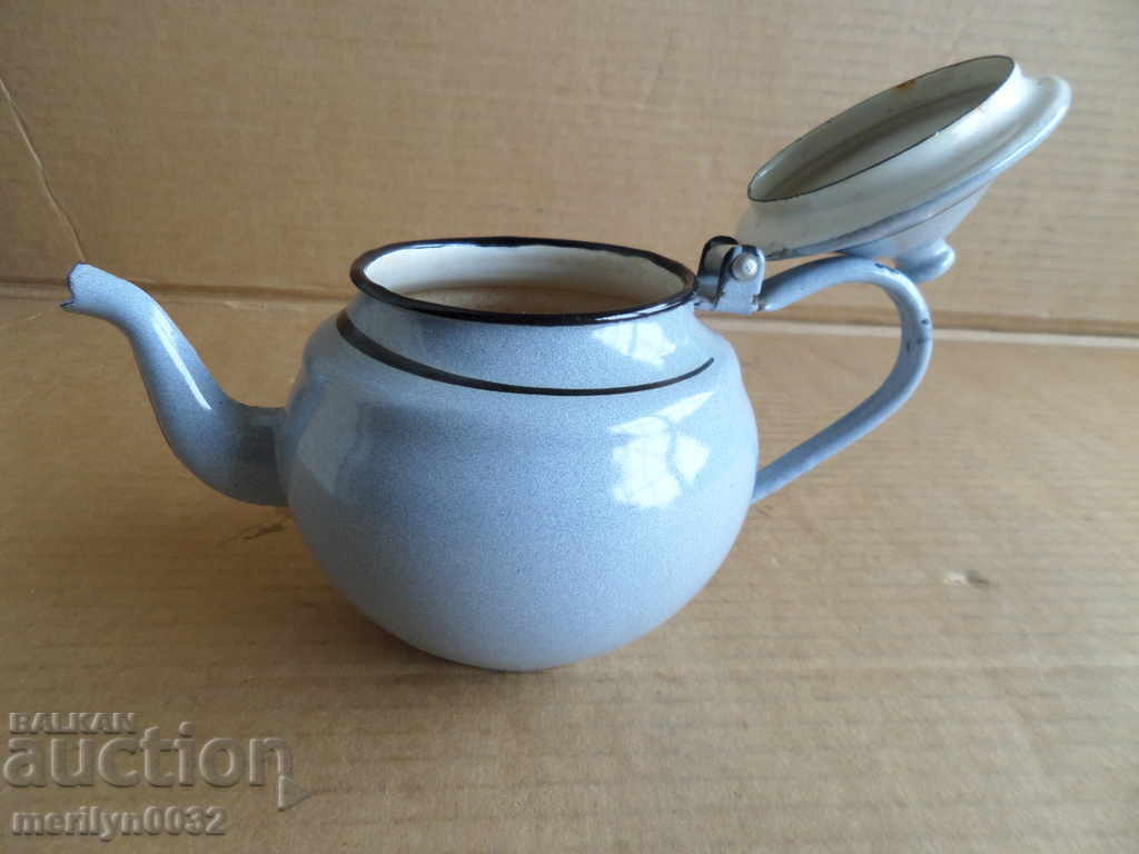 Auction Enamelled pot, kettle, ketchup, kettle, wounded sod Auction Enamelled pot, kettle, ketchup, kettle, wounded sod