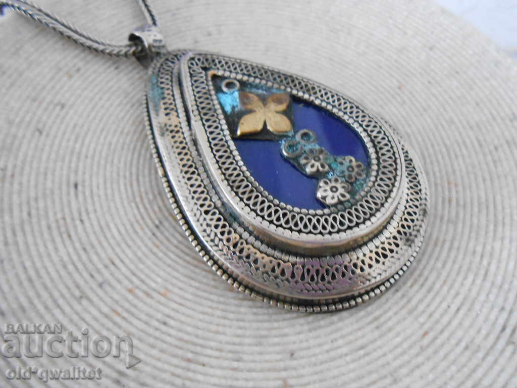 Δημοπρασία Ένα πολύ παλιό ασημένιο κολιέ με ένα μεγάλο μενταγιόν Δημοπρασία Ένα πολύ παλιό ασημένιο κολιέ με ένα μεγάλο μενταγιόν