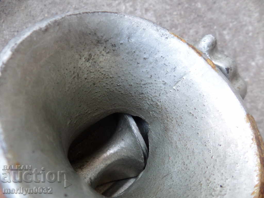 Παράδοση Παλιά μηχανή για να αλέσει την μηχανή κοπής κιμά