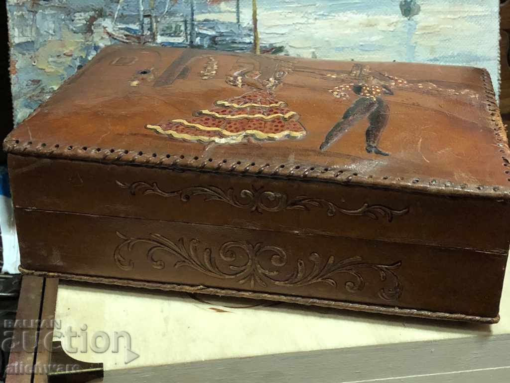 Licitație caseta de colecție de muzică din piele de trabucuri!