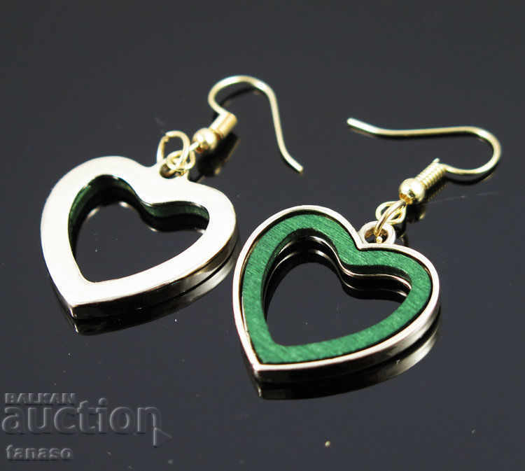 Δημοπρασία Σκουλαρίκια - καρδιές των πράσινων ξύλου σε ένα μεταλλικό περίβλημα