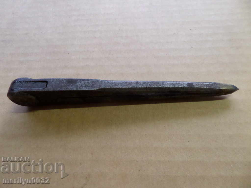 Auction An old tinplate, a tool Auction An old tinplate, a tool