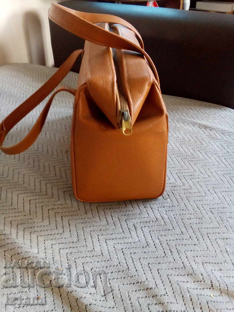 An old leather luggage bag with price 15.00 BGN | € 7.67 An old leather luggage bag with price 15.00 BGN | € 7.67