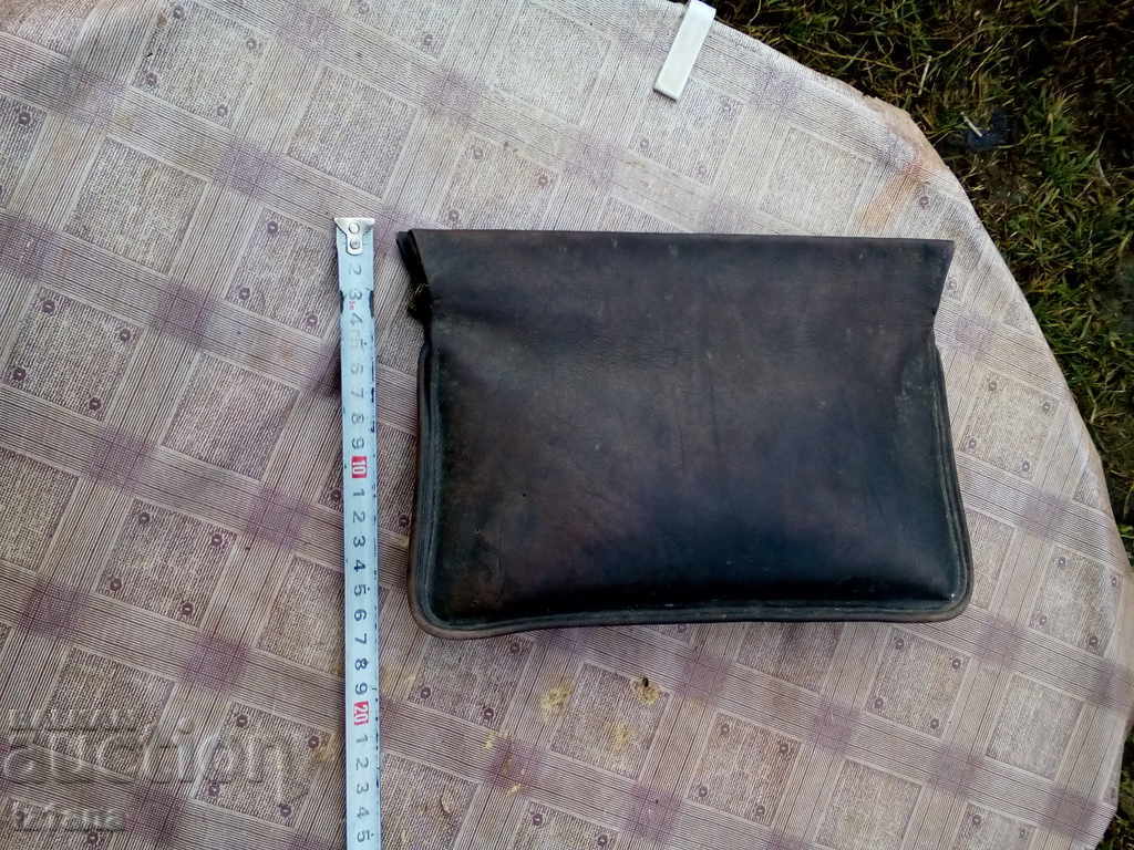 Auction  An old leather purse, a nurse