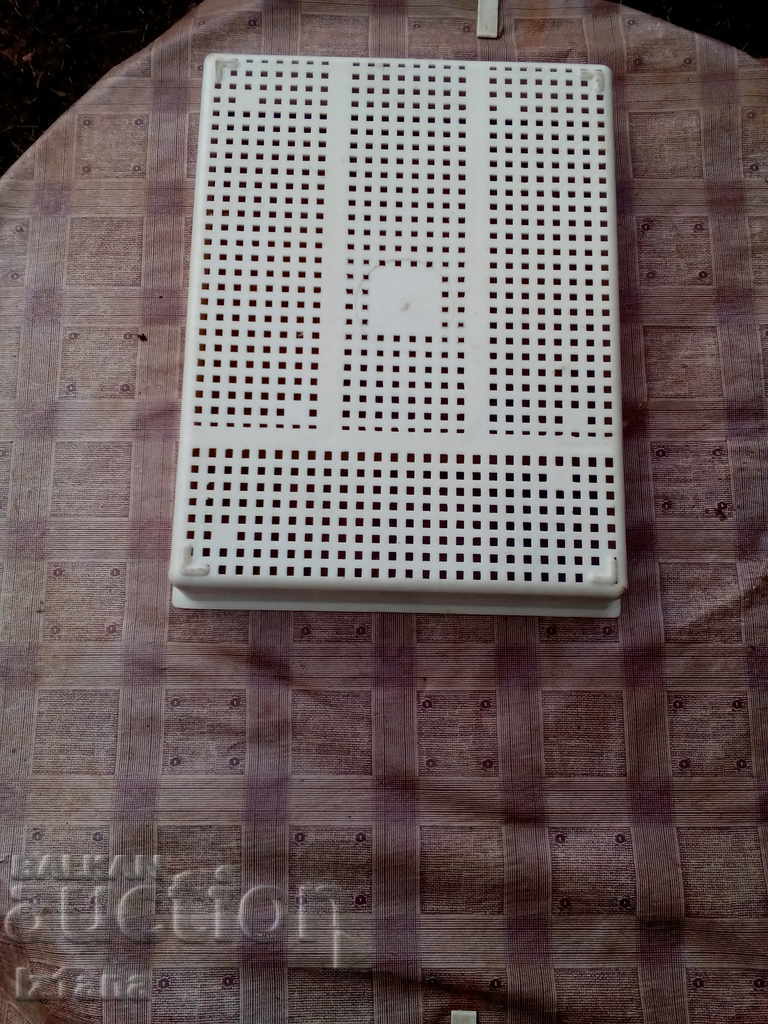 Auction  Kitchen utensils holder