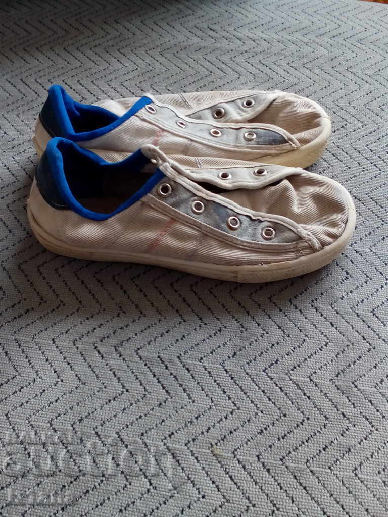 Old sneakers, canvas PIRIN with price 10.00 BGN | € 5.11 Old sneakers, canvas PIRIN with price 10.00 BGN | € 5.11