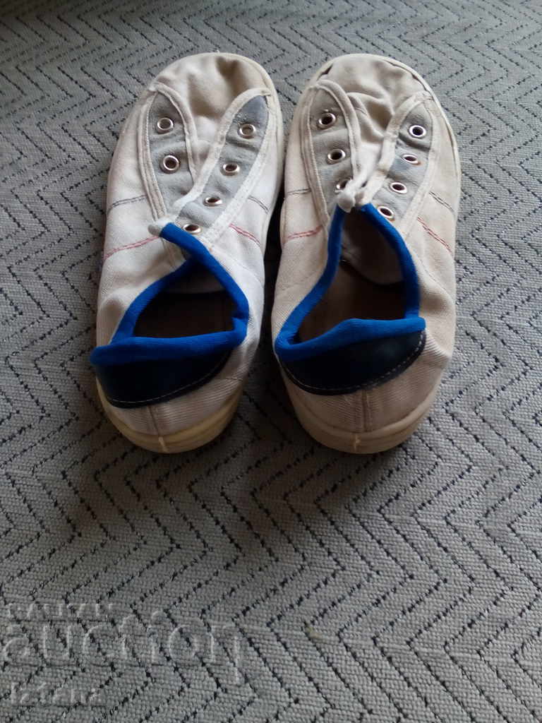 Παλιά πάνινα παπούτσια, σανδάλια Πιρίν