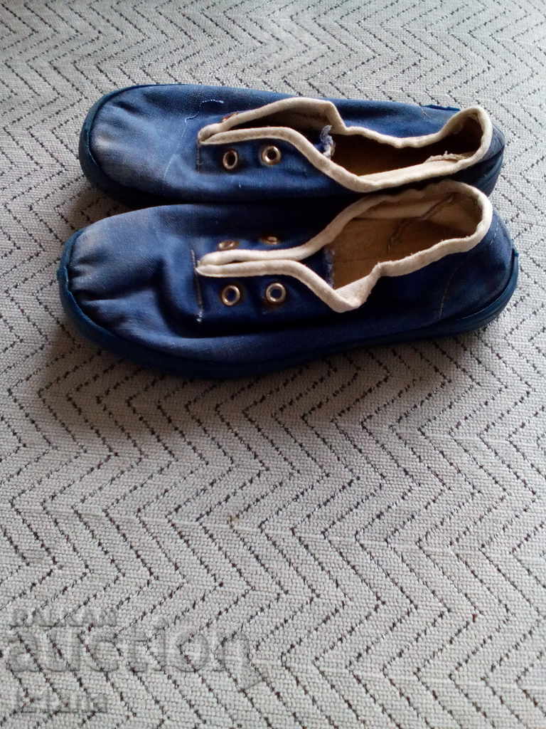 adidași vechi, sandale Pirin cu preț 8.00 BGN | € 4.09