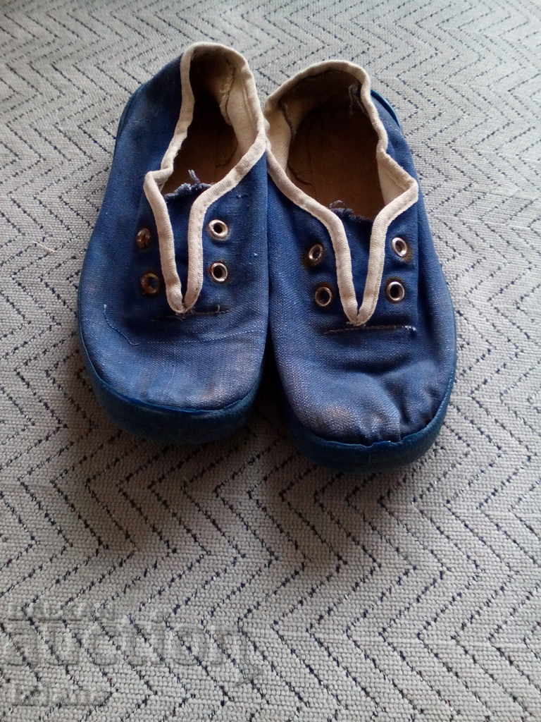 Licitație adidași vechi, sandale Pirin