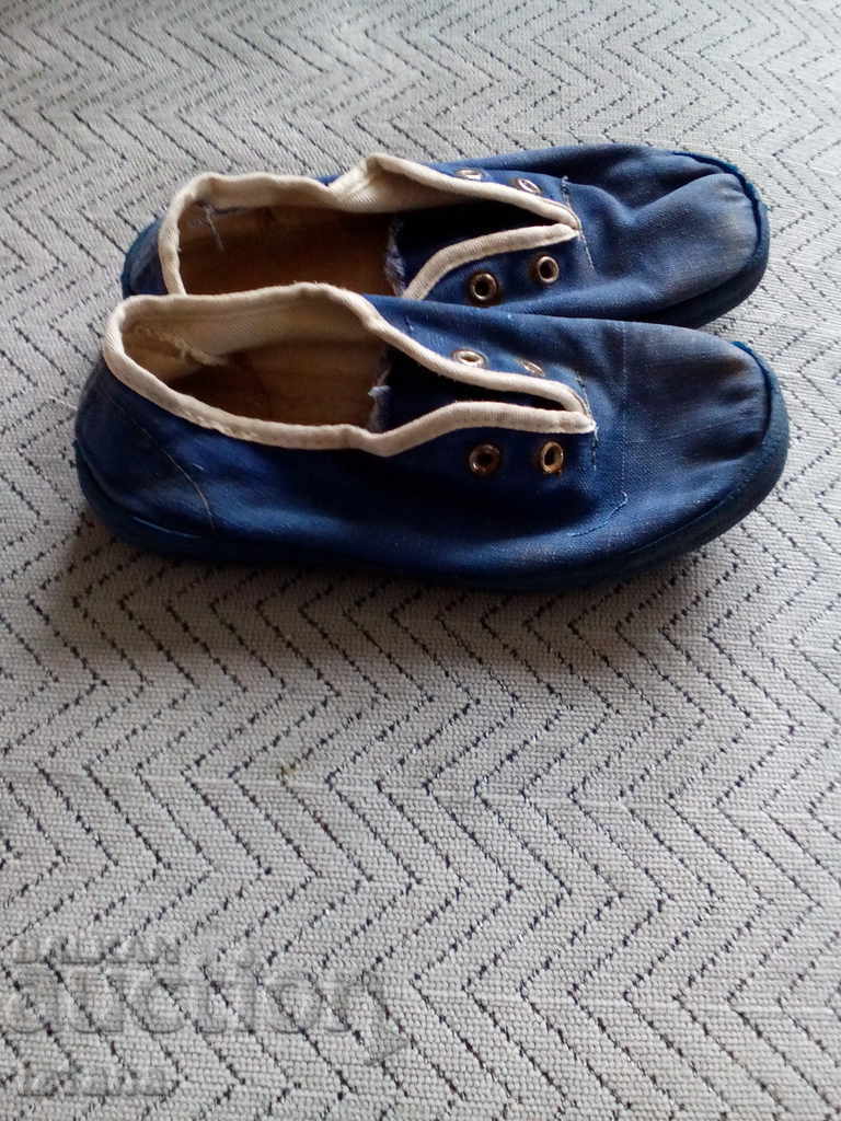 Livrarea adidași vechi, sandale Pirin