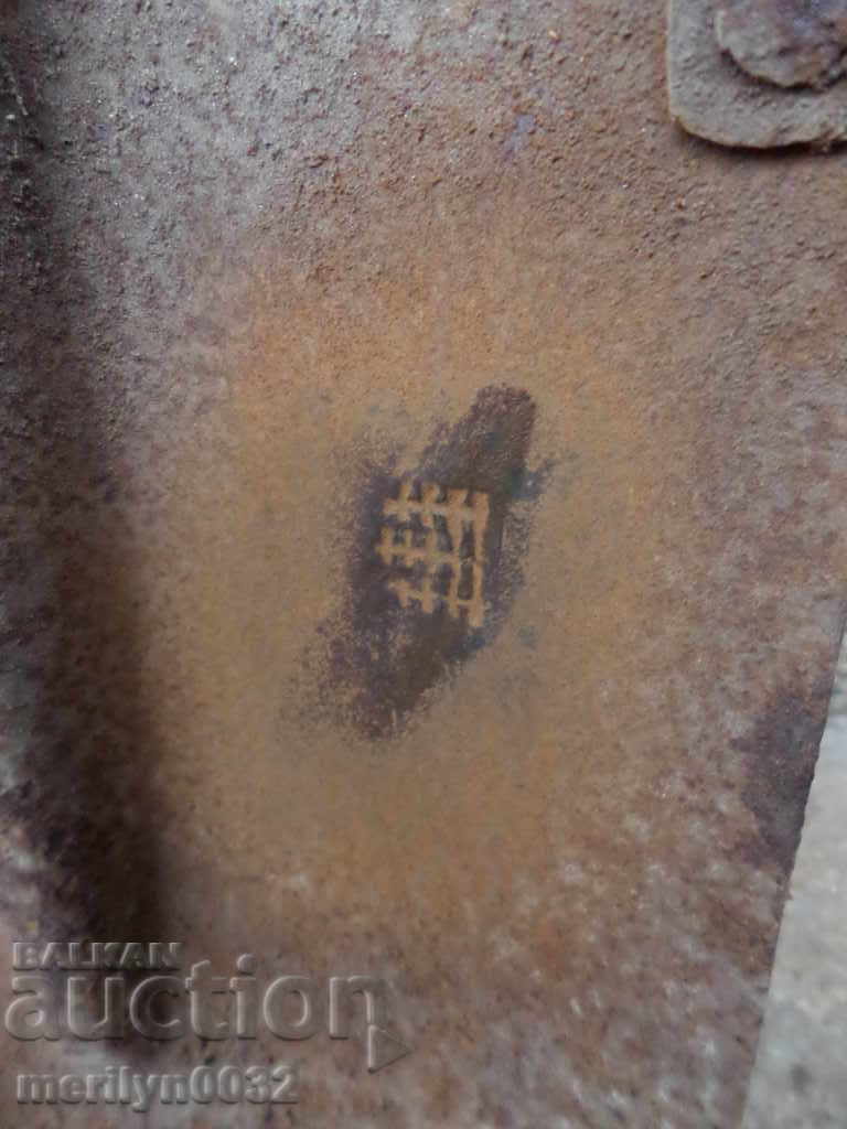 Delivery of Old straight shovel, wrought iron