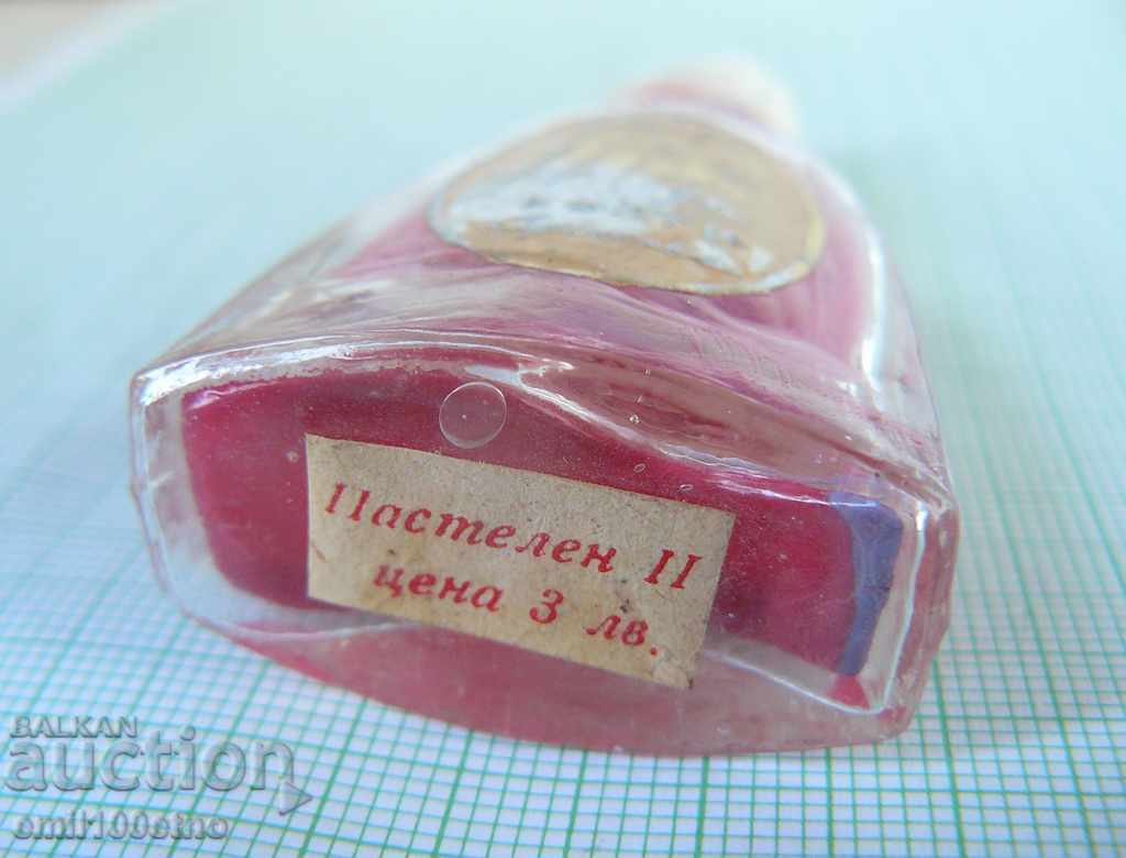 Auction An old bottle of nail polish Auction An old bottle of nail polish