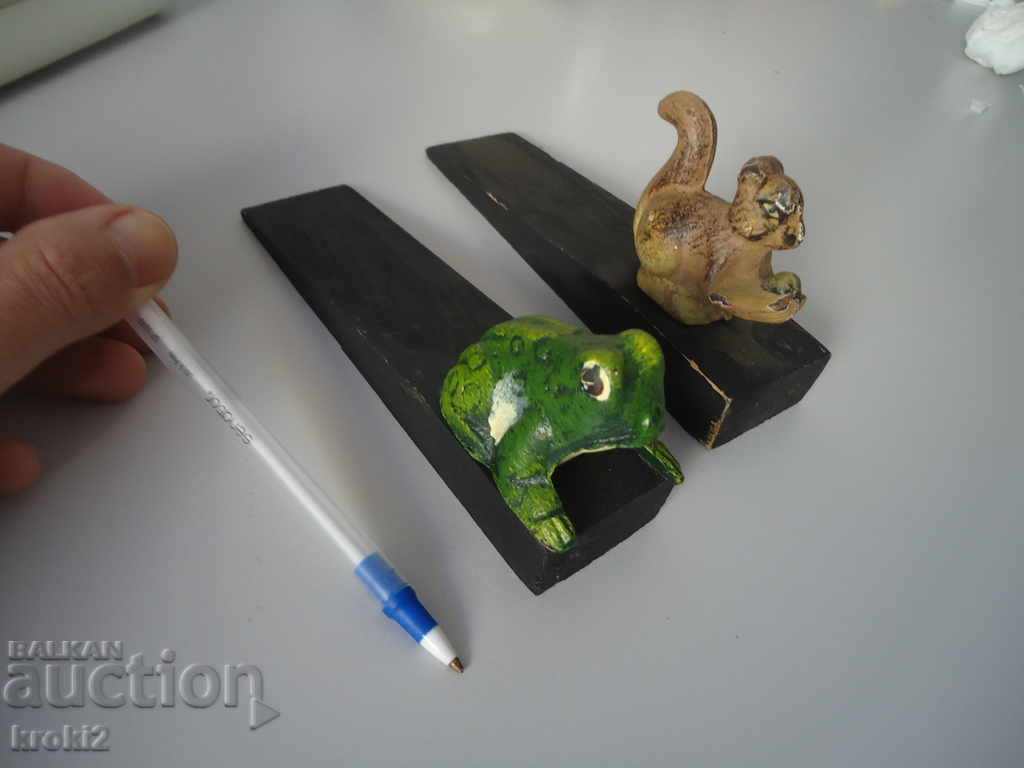 Auction Two cast iron door stoppers on a wooden frog base Auction Two cast iron door stoppers on a wooden frog base