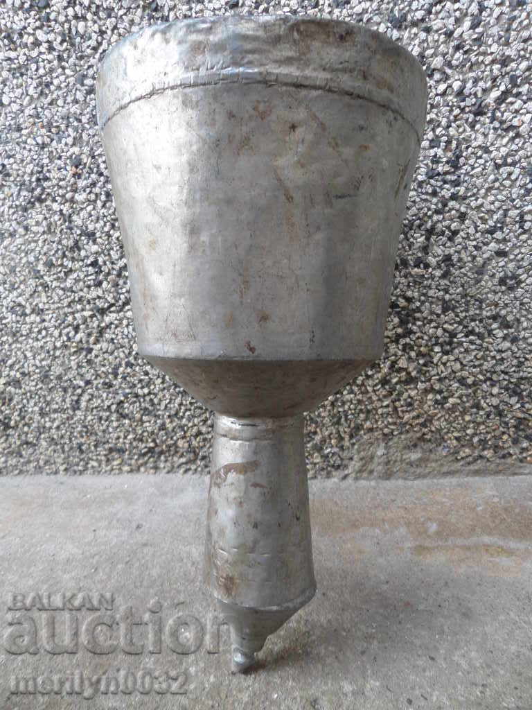 Delivery of Old tin tin, hibiscus, jug, pot, baker Delivery of Old tin tin, hibiscus, jug, pot, baker