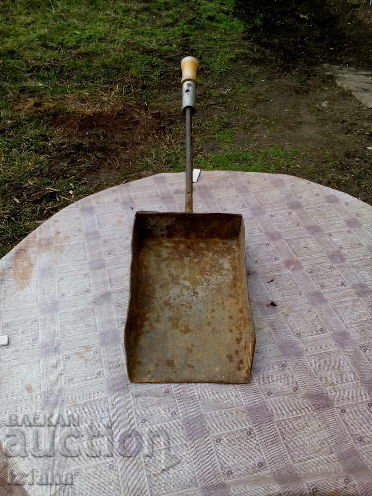 An old shovel, a blade with price 20.00 BGN | € 10.23 An old shovel, a blade with price 20.00 BGN | € 10.23