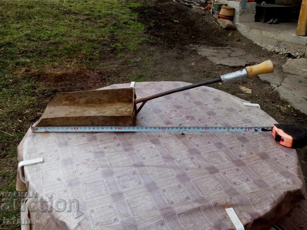 Auction An old shovel, a blade Auction An old shovel, a blade